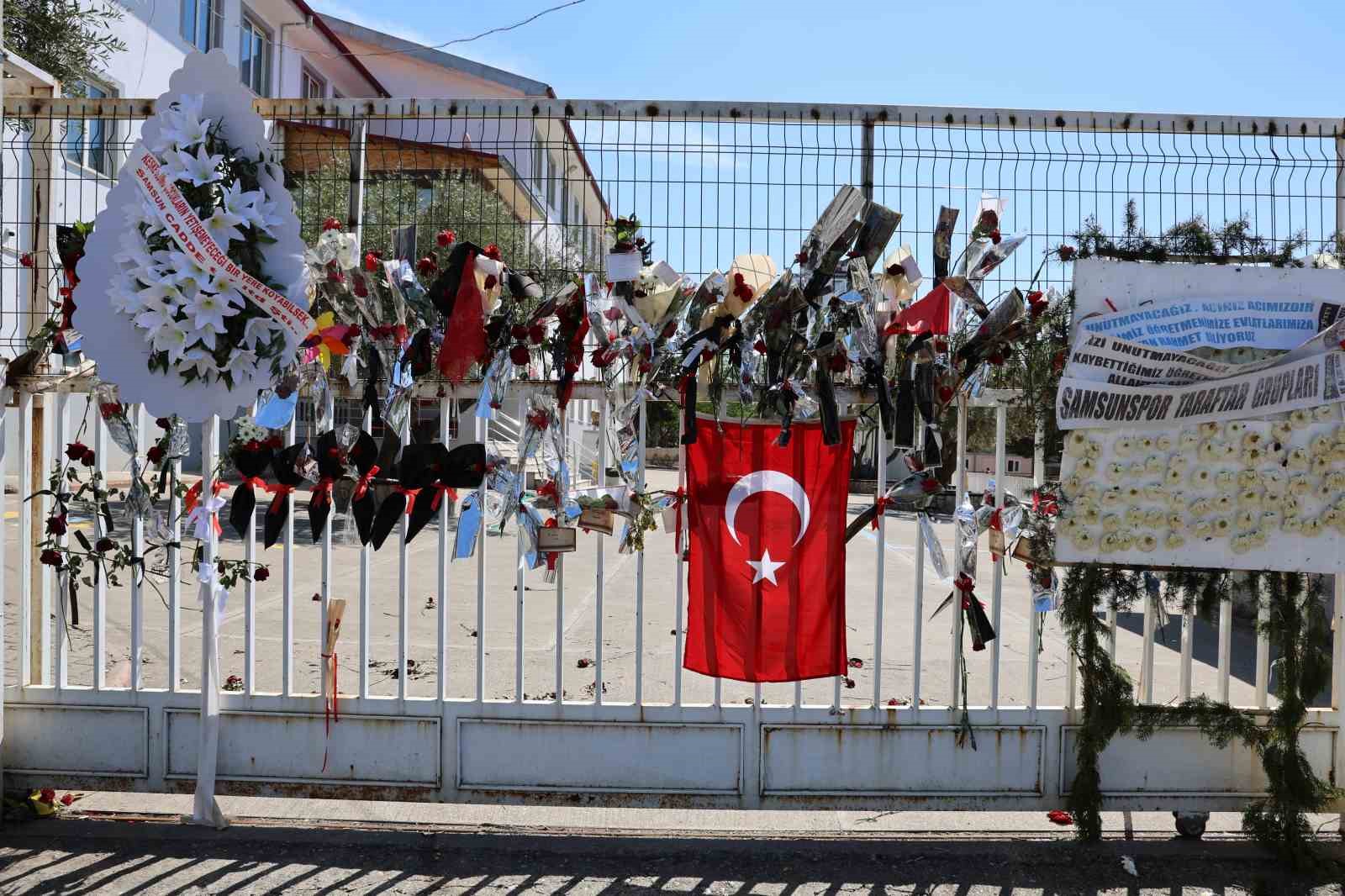 Okuldaki saldırıdan kurtulan öğrenci annesiyle okula gelip eşyalarını aldı
