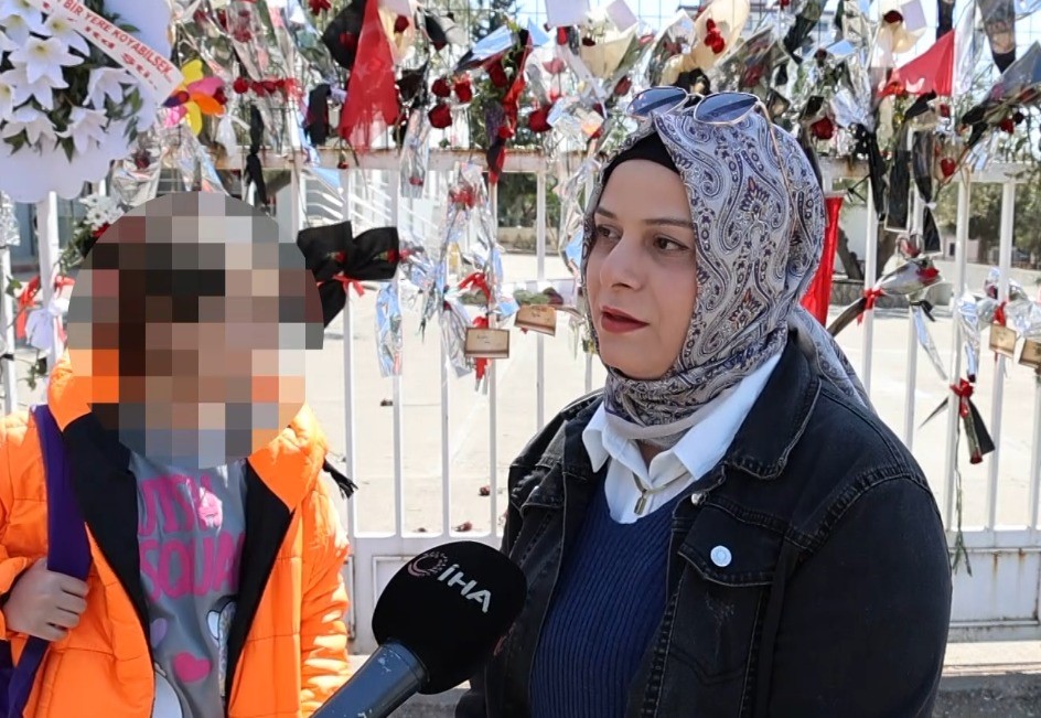 Okuldaki saldırıdan kurtulan öğrenci annesiyle okula gelip eşyalarını aldı
