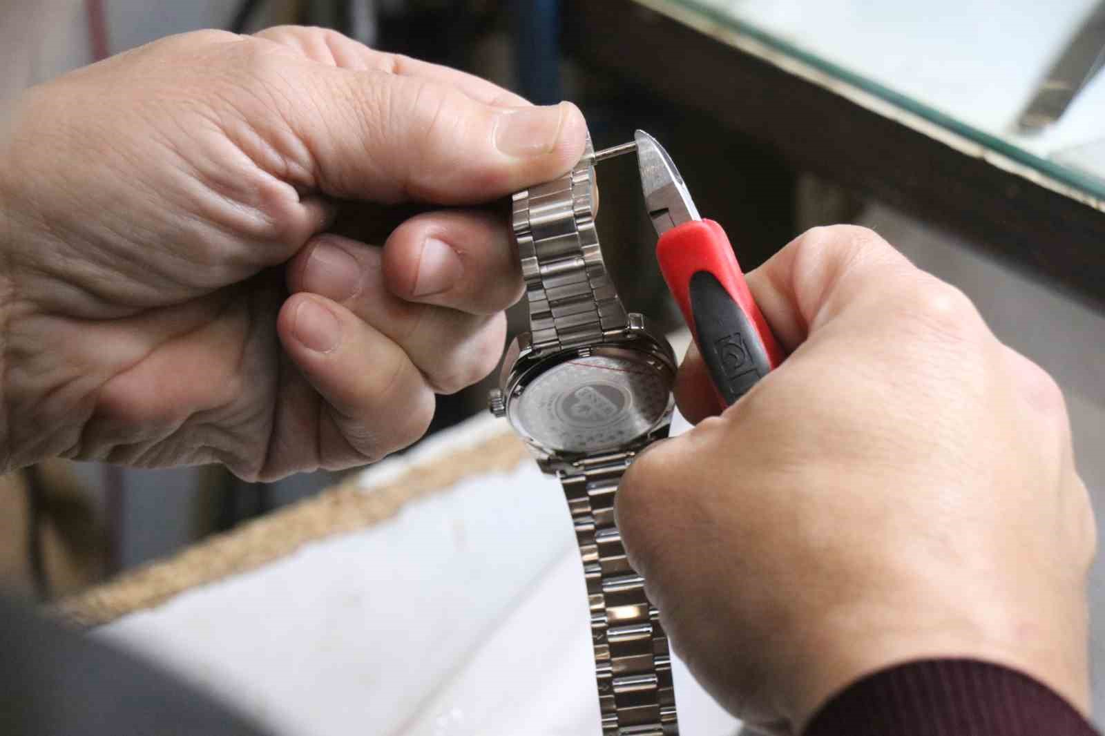 Okuldan vazgeçti, ömrünü akrep ve yelkovana adadı
