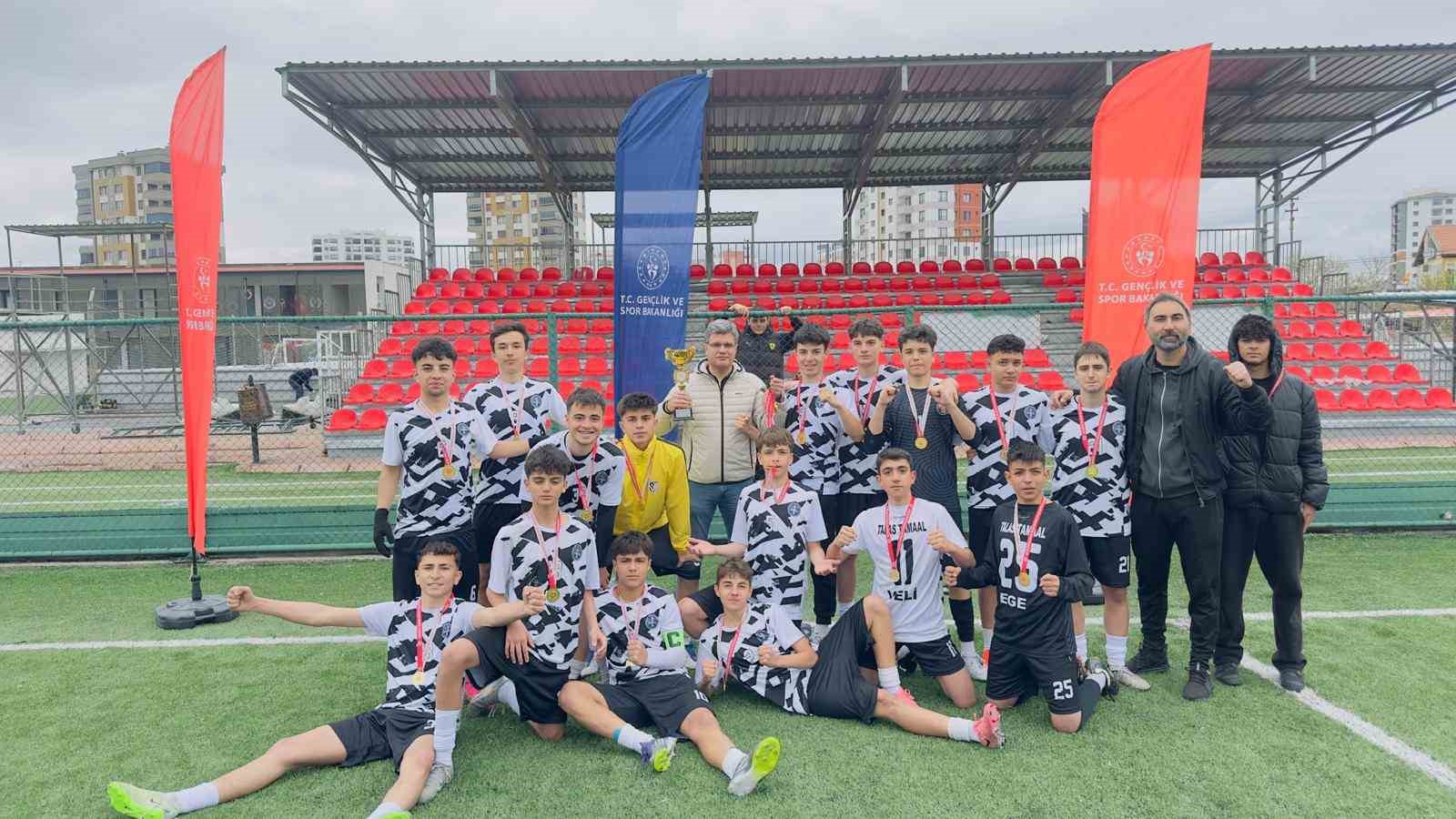 Okullar futbolda Türkan Altun Anadolu Lisesi şampiyon oldu
