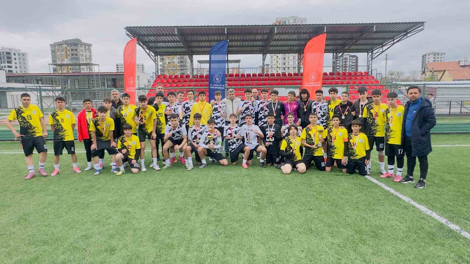 Okullar futbolda Türkan Altun Anadolu Lisesi şampiyon oldu
