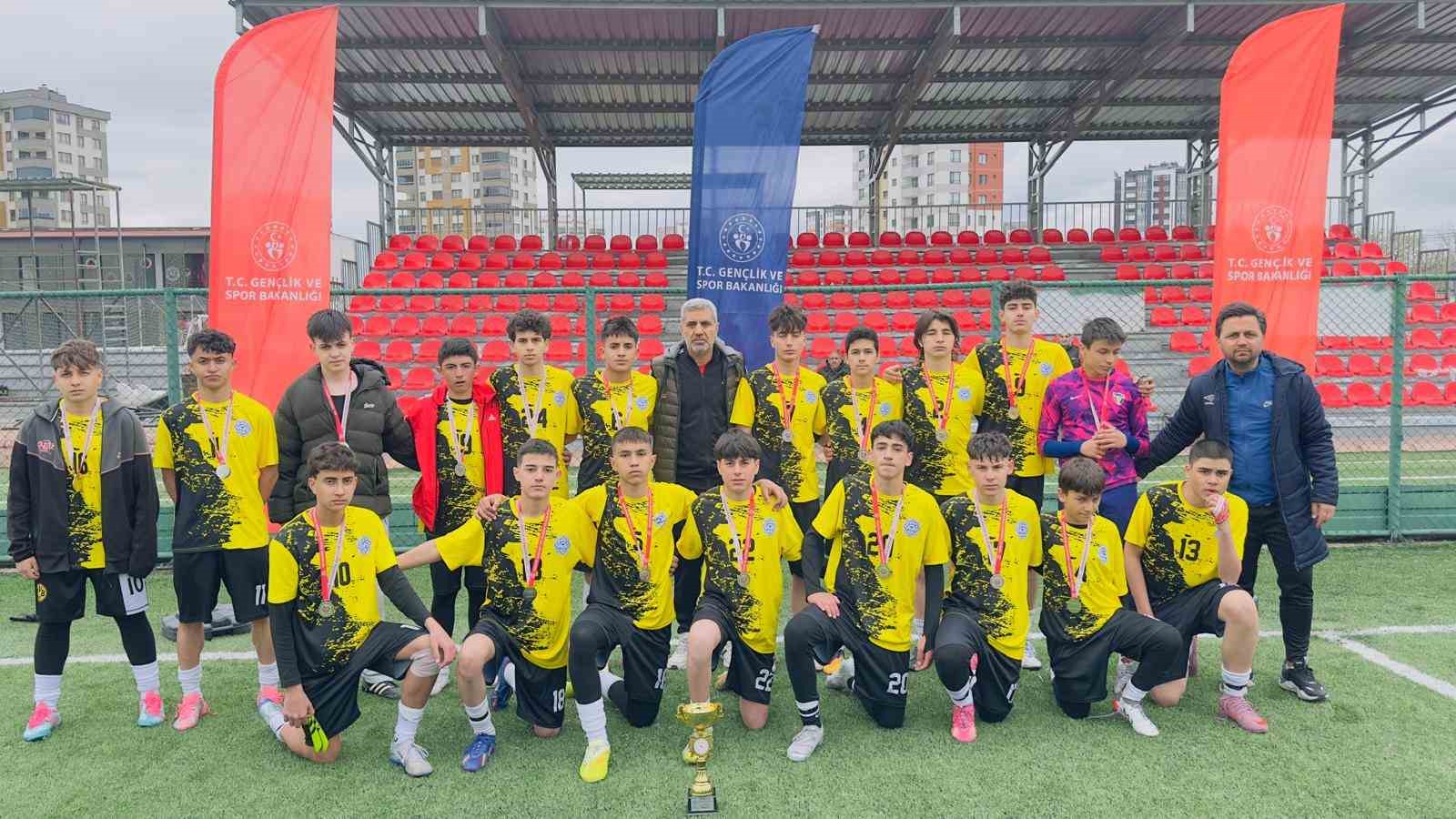 Okullar futbolda Türkan Altun Anadolu Lisesi şampiyon oldu
