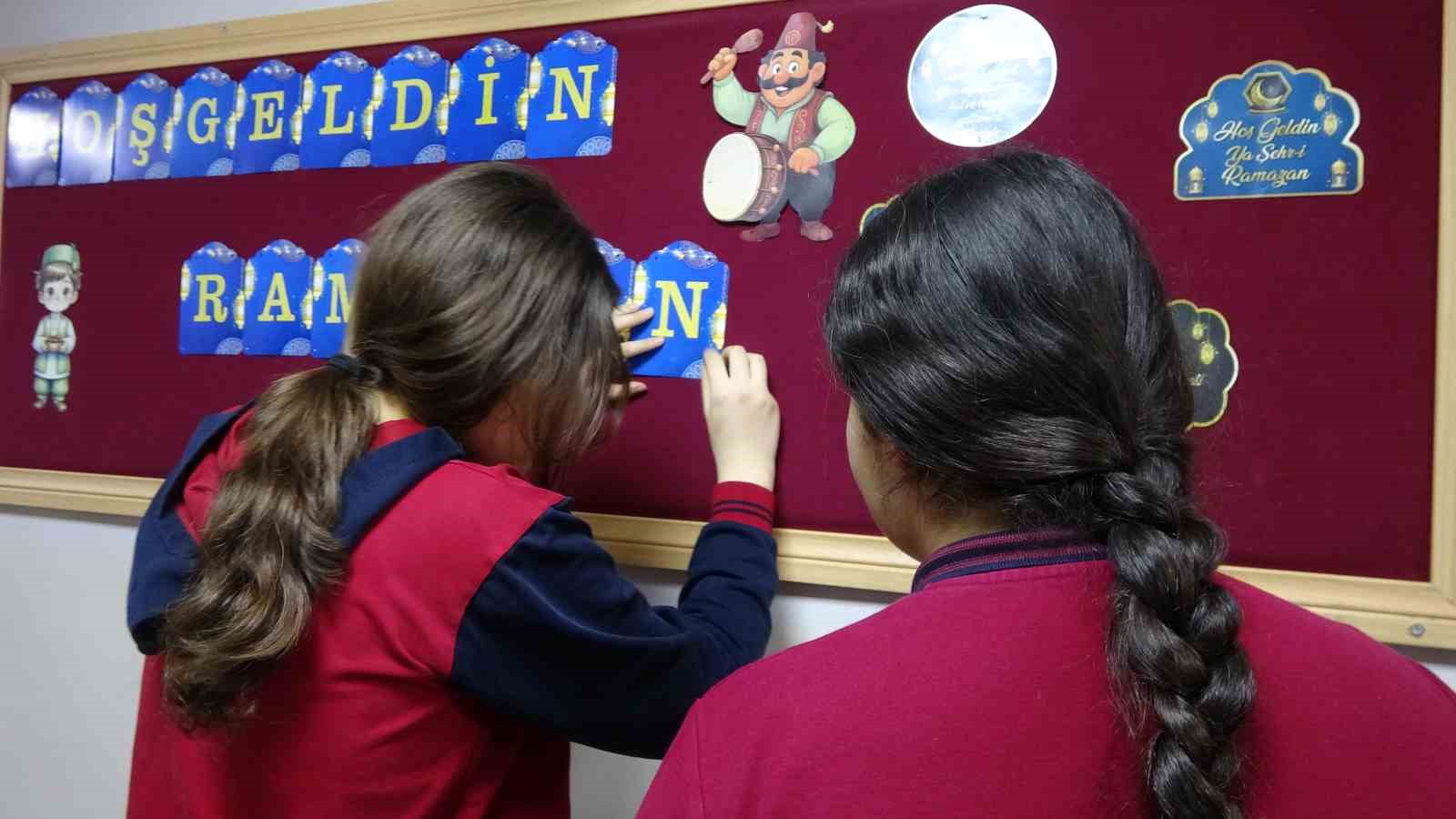 Okullar ramazanın manevi havasına göre süslendi
