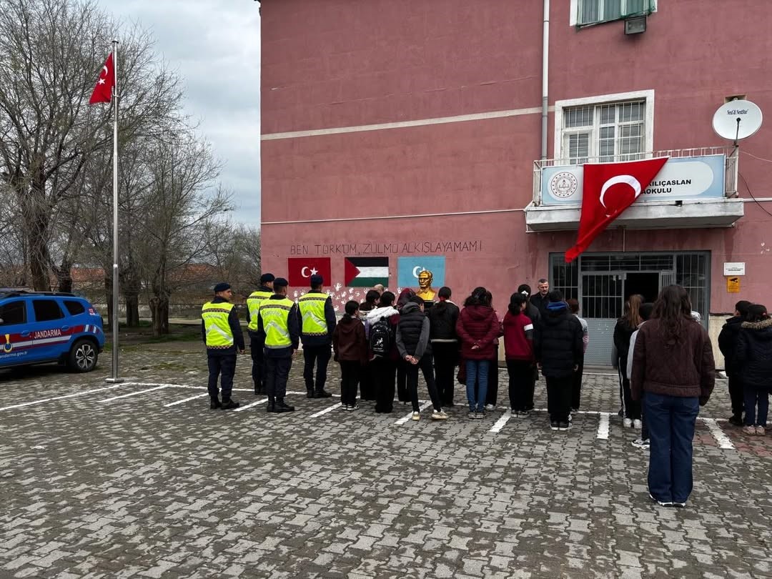 Okullarda öğrenciler Türk Bayrağı ile karşılandı

