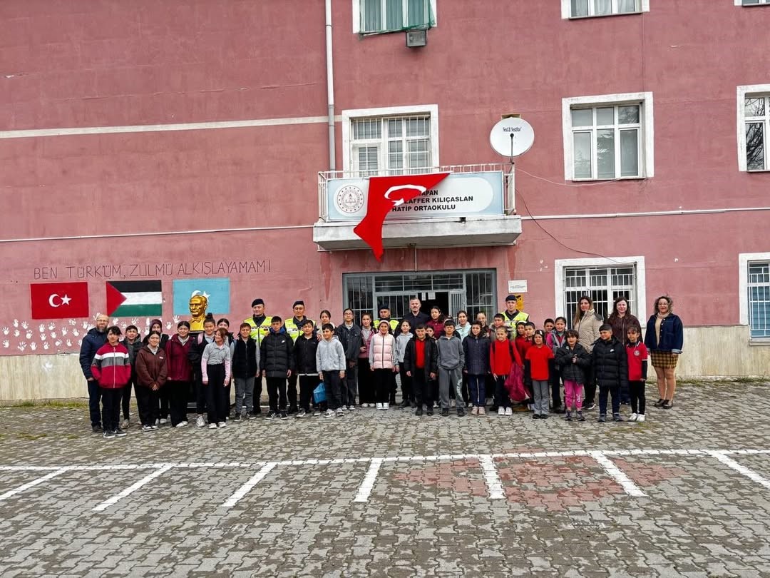 Okullarda öğrenciler Türk Bayrağı ile karşılandı
