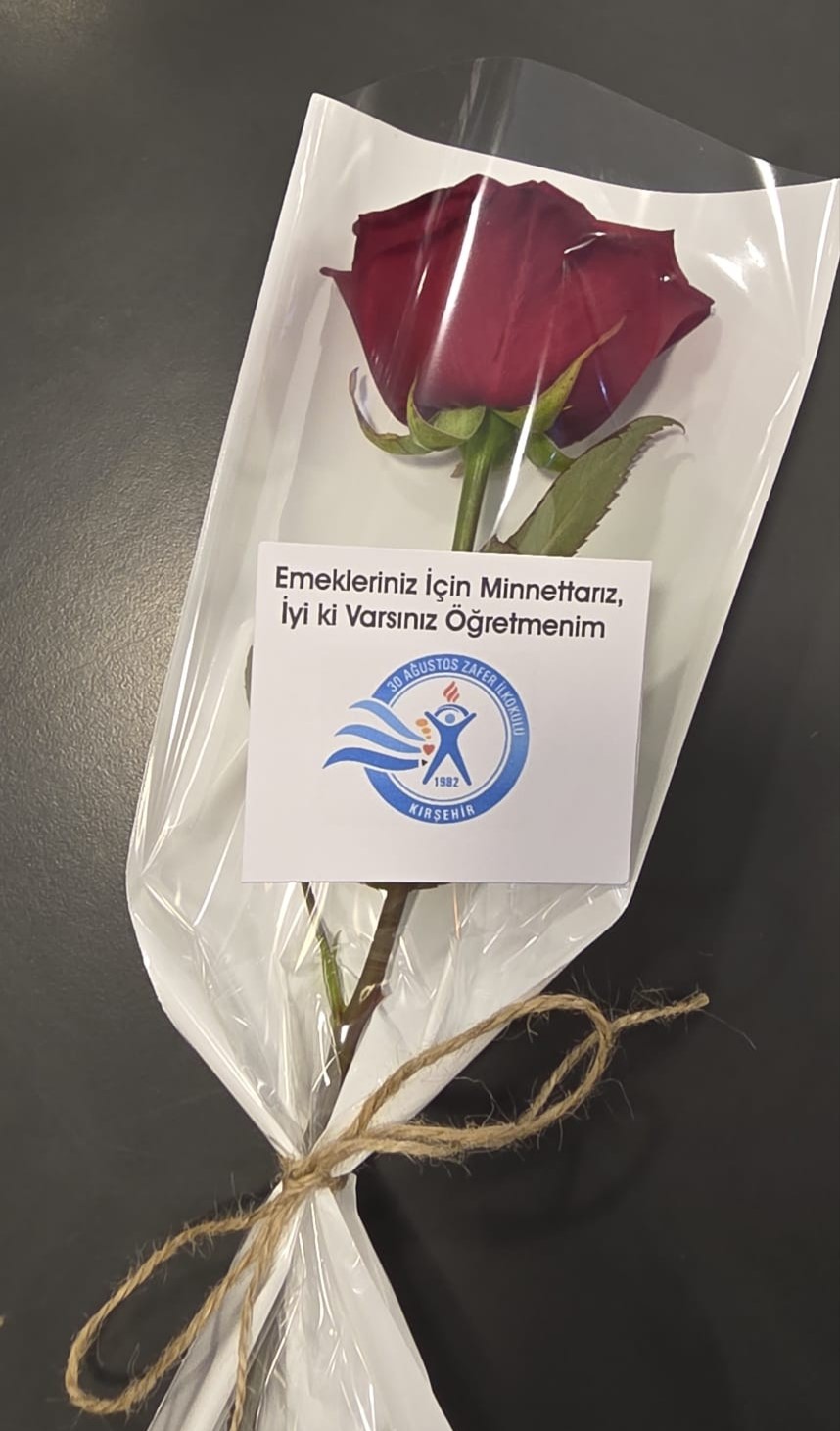 Okullarda öğrenciler Türk Bayrağı ile karşılandı
