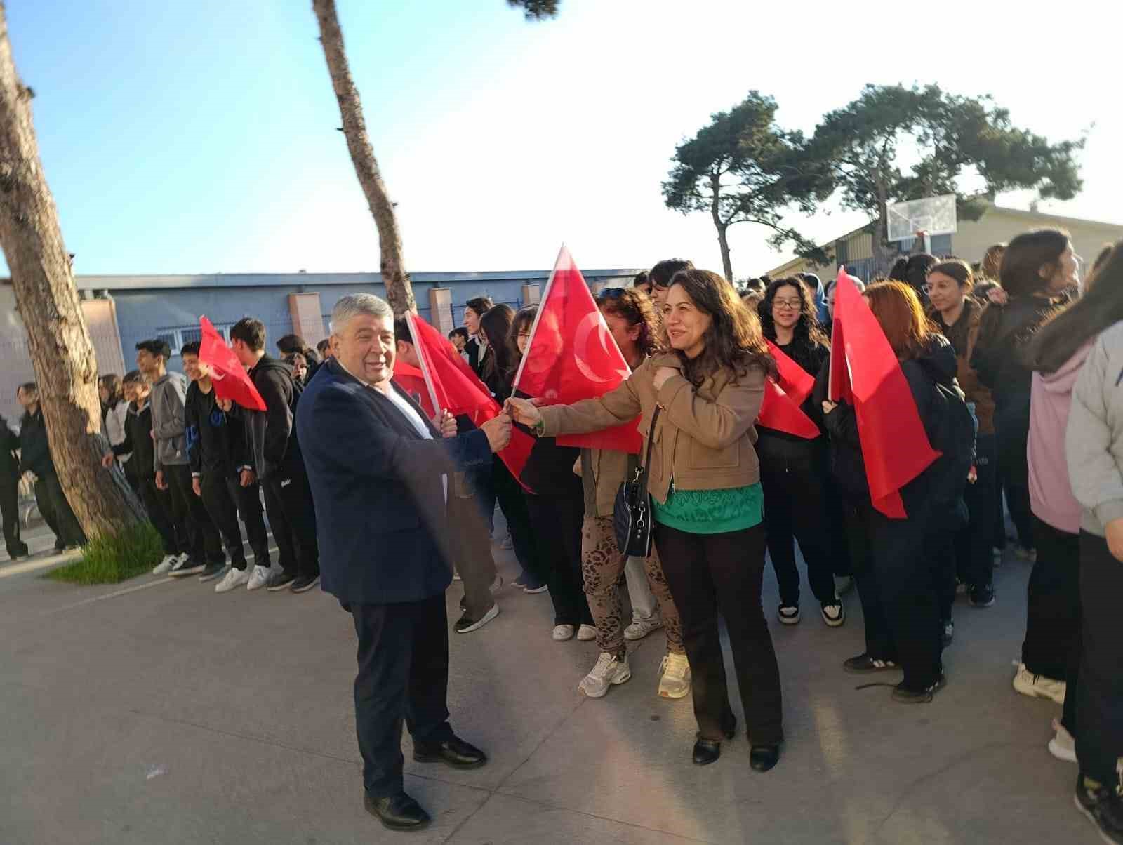 Okullarda Türk bayraklı tören
