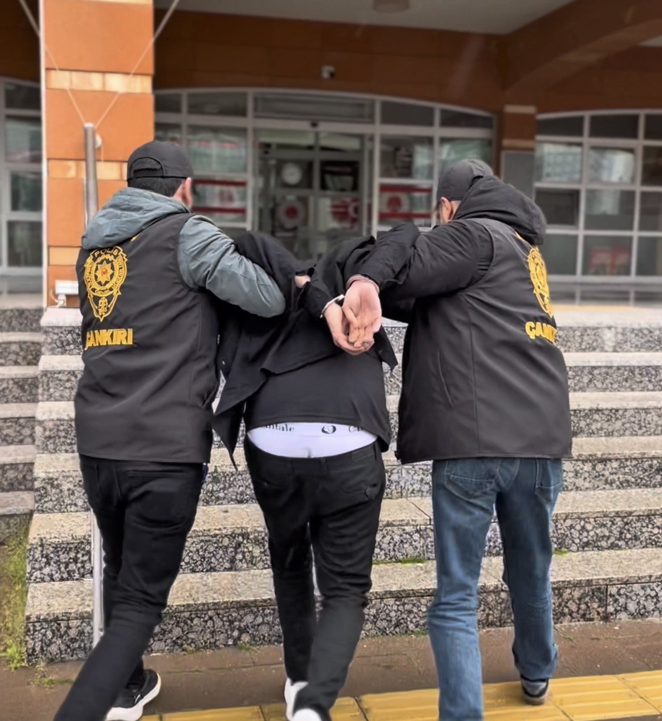 Okullardan hırsızlık yapan şahıs yakalandı
