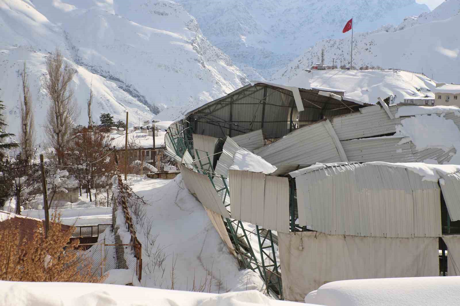 Okulların tatil olması faciayı önledi: Halı sahanın tavanı çöktü
