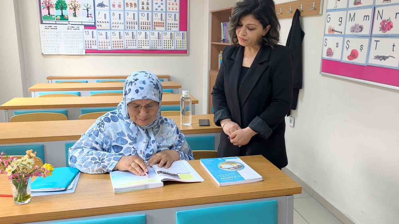 Okuma aşkı yarım kalmadı 66 yaşında okuryazar oldu
