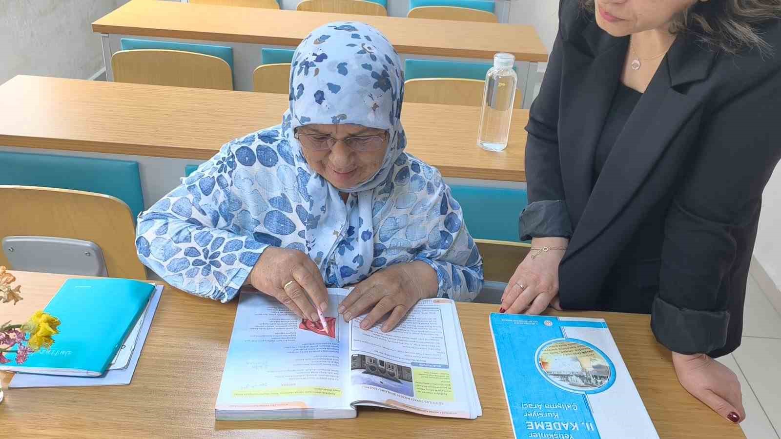 Okuma aşkı yarım kalmadı 66 yaşında okuryazar oldu
