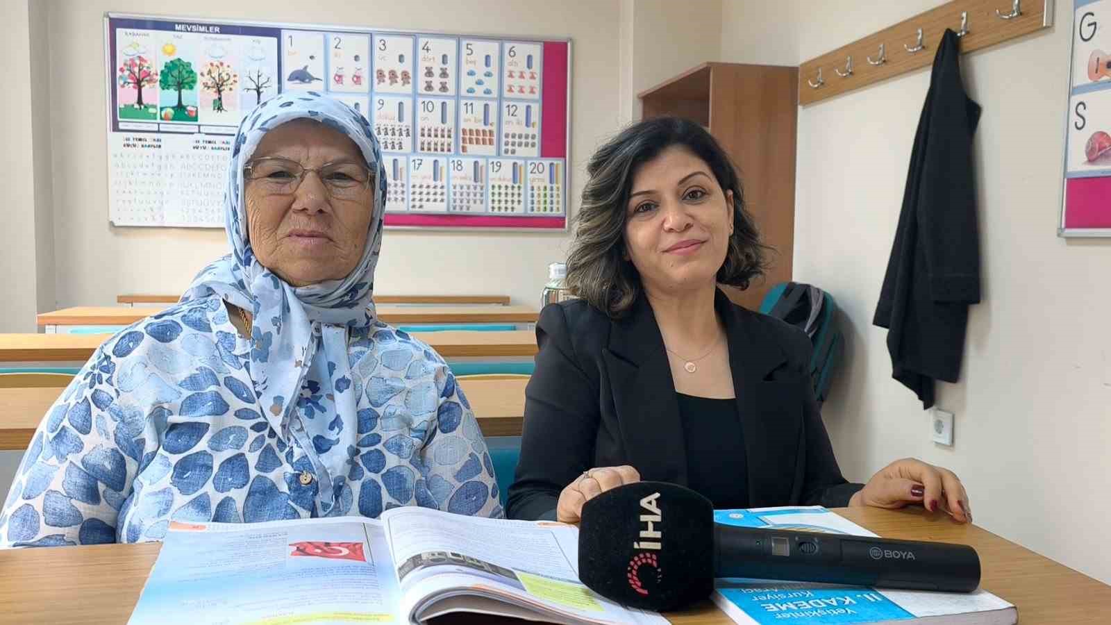 Okuma aşkı yarım kalmadı 66 yaşında okuryazar oldu
