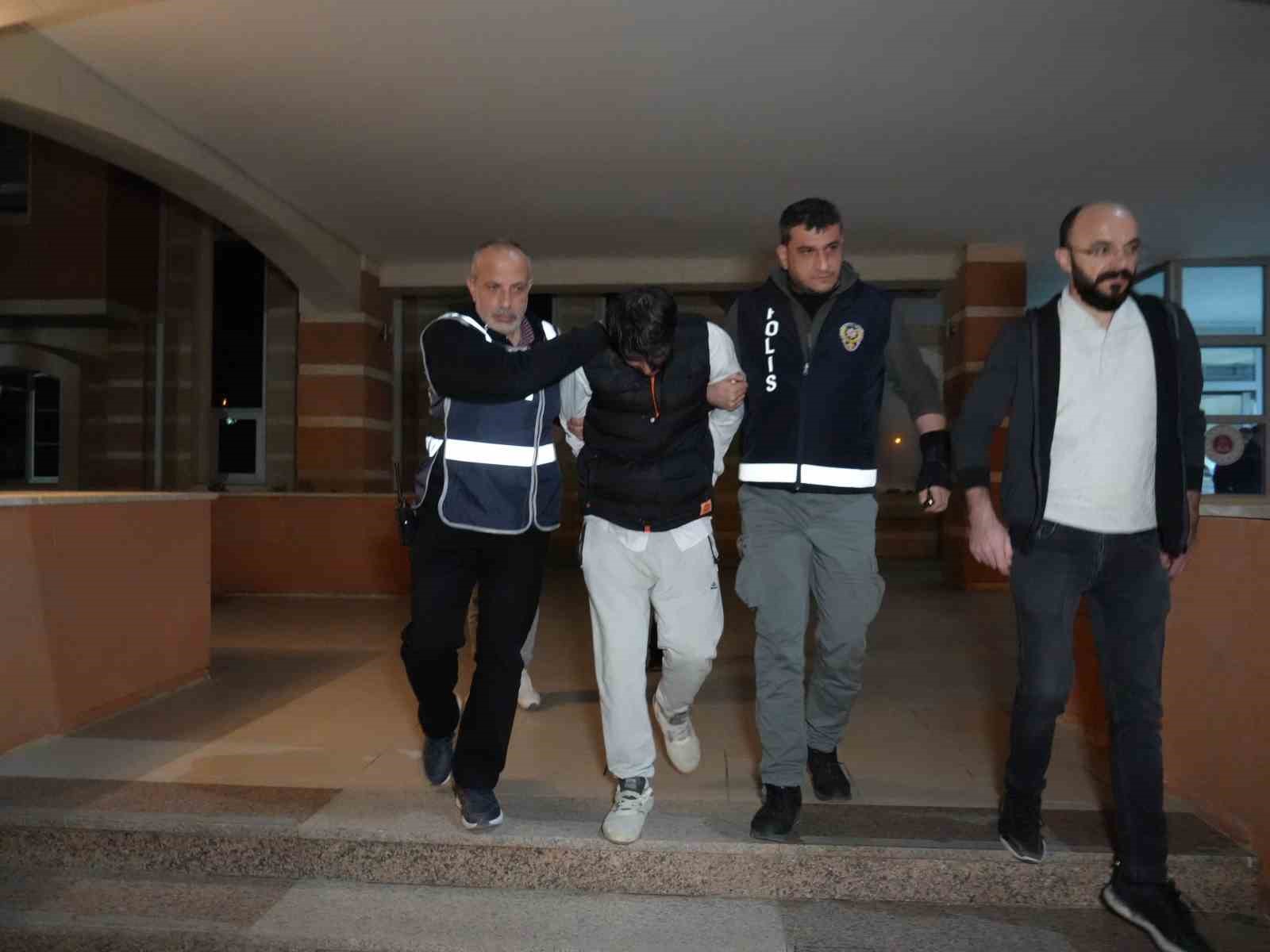 Öldürdüğü hamile eşinin cesediyle 10 gün aynı evde yaşayan koca: "Tek hatırladığım 8 gün boyunca eşimin cesediyle uyumuşum"
Öldürdüğü hamile eşinin cesediyle 10 gün aynı evde yaşayan koca: "Tek hatırladığım 8 gün boyunca eşimin cesediyle uyumuşum"