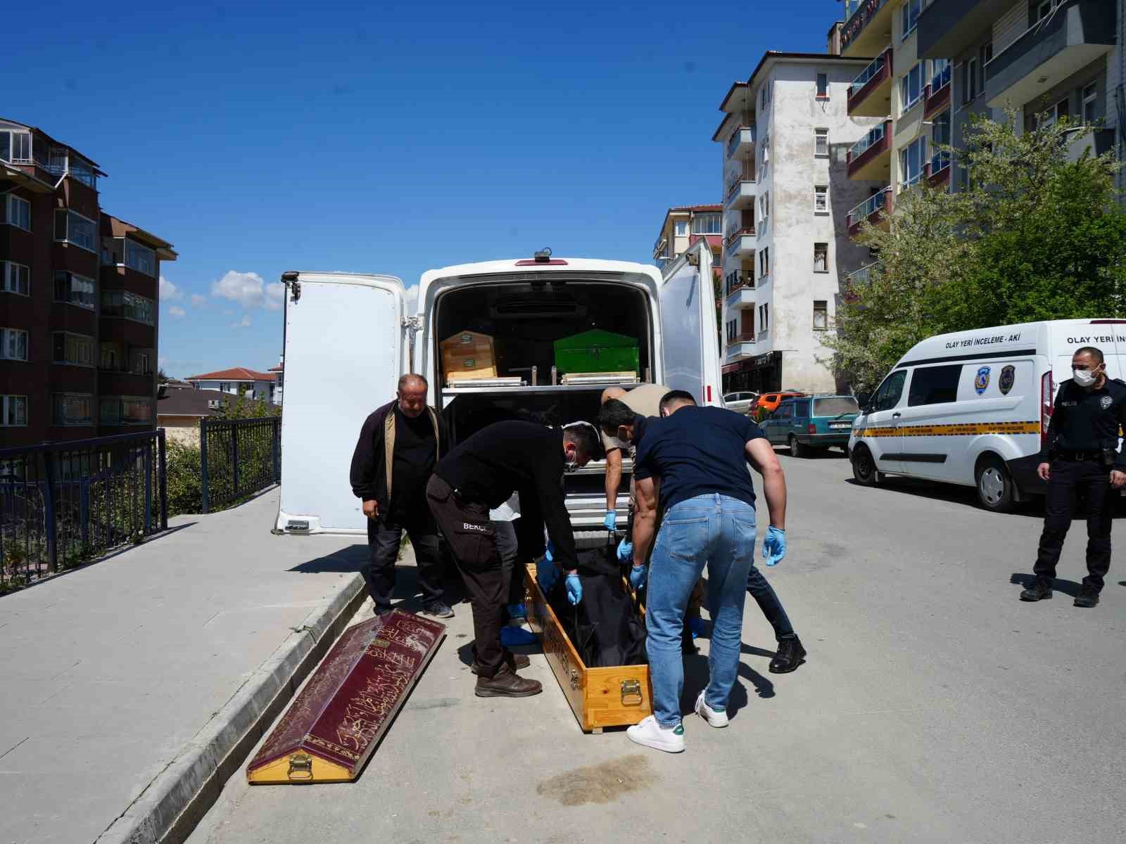 Öldürdüğü hamile eşinin cesediyle 10 gün aynı evde yaşayan koca: "Tek hatırladığım 8 gün boyunca eşimin cesediyle uyumuşum"
Öldürdüğü hamile eşinin cesediyle 10 gün aynı evde yaşayan koca: "Tek hatırladığım 8 gün boyunca eşimin cesediyle uyumuşum"