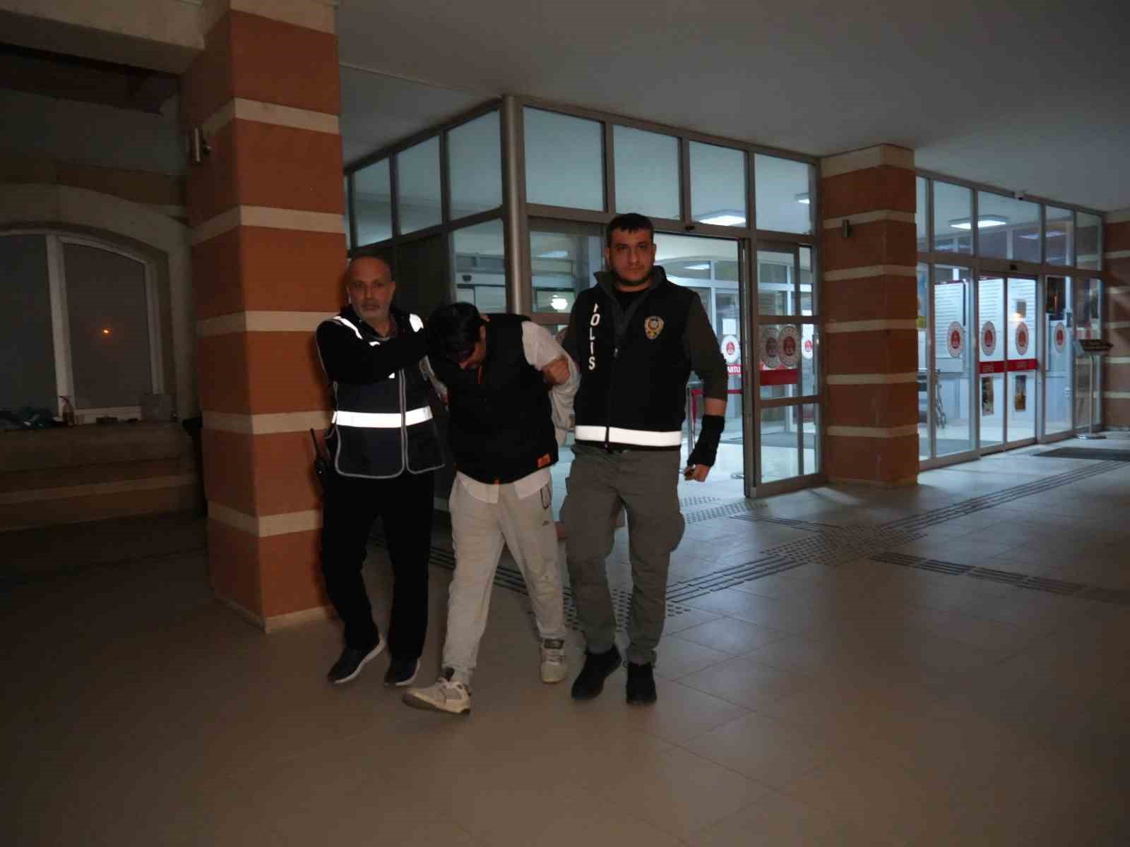 Öldürdüğü hamile eşinin cesediyle 10 gün aynı evde yaşayan koca: "Tek hatırladığım 8 gün boyunca eşimin cesediyle uyumuşum"
Öldürdüğü hamile eşinin cesediyle 10 gün aynı evde yaşayan koca: "Tek hatırladığım 8 gün boyunca eşimin cesediyle uyumuşum"