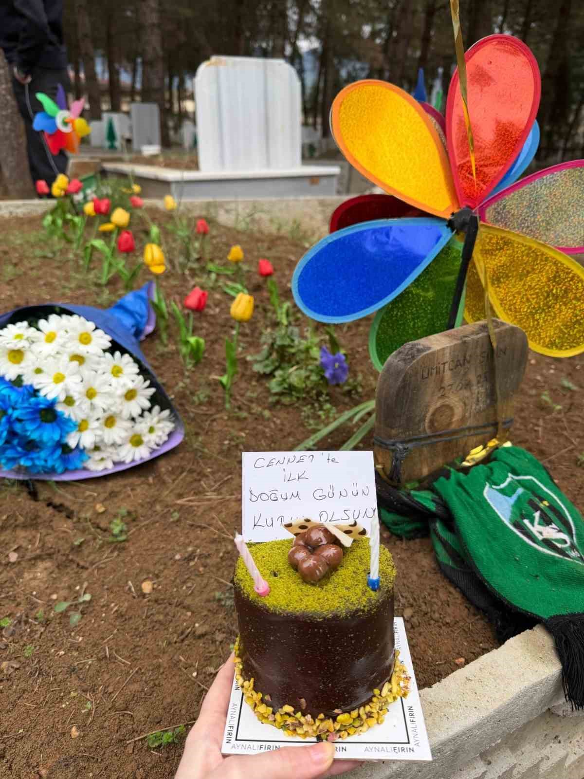 Öldürülen oğlunun doğum gününü mezarı başında kutladı
