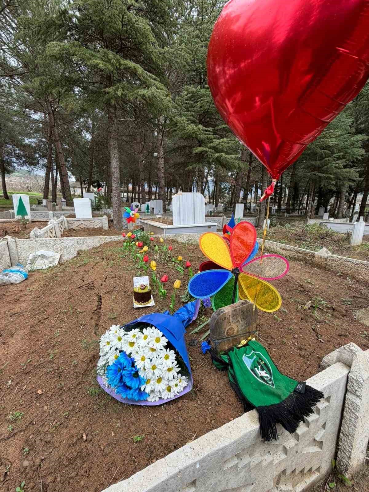 Öldürülen oğlunun doğum gününü mezarı başında kutladı
