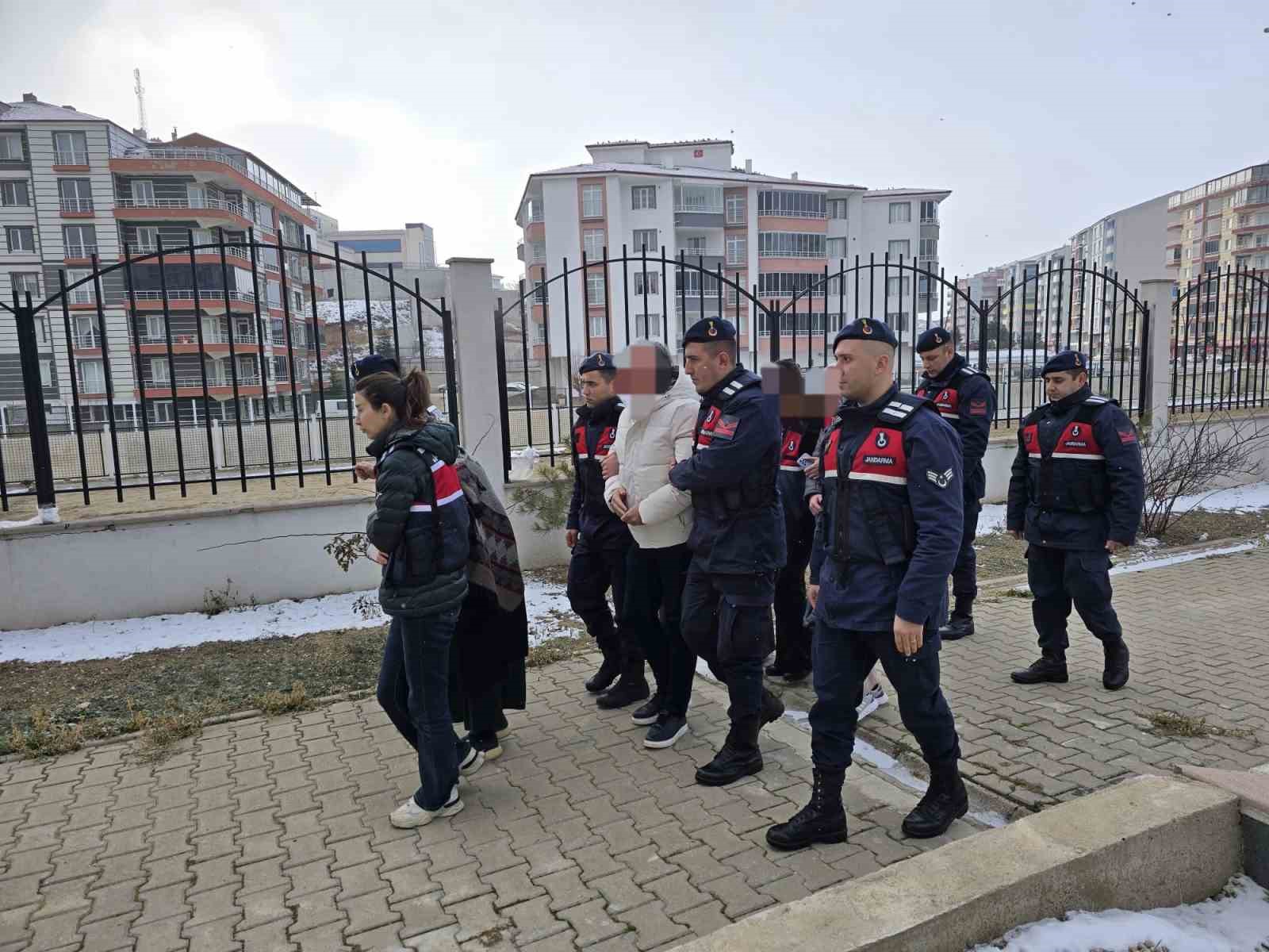 Ölen kız kardeşinin kimliğini kullanarak yaklaşık 15 milyon haksız kazanç elde eden yaşlı kadın ve 3 yakını adli kontrolle serbest bırakıldı
