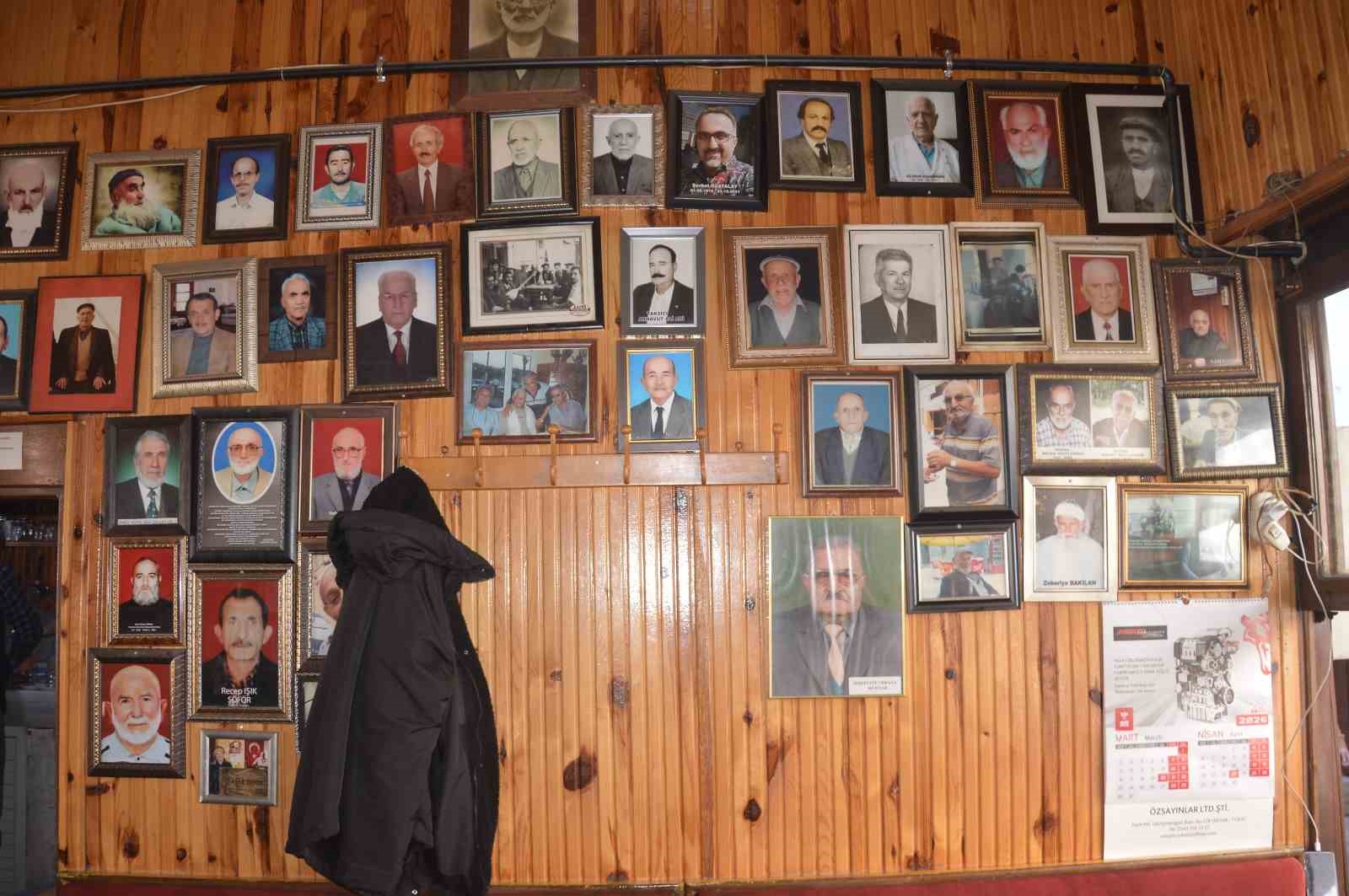 Ölen müşterilerinin hatıralarını kıraathanenin duvarında yaşatıyor
