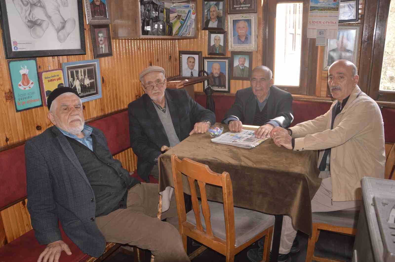 Ölen müşterilerinin hatıralarını kıraathanenin duvarında yaşatıyor
