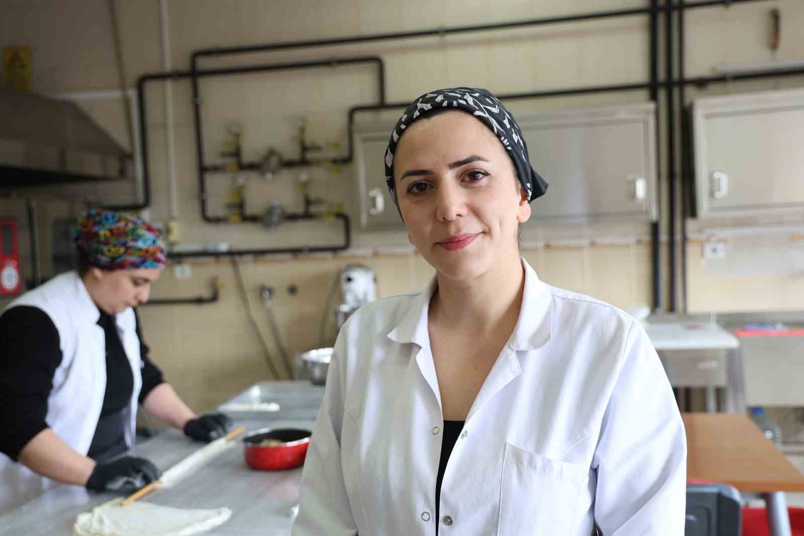 Olgunlaşma Enstitüsünde bayram için alınan tatlı siparişleri doğal malzemelerle hazırlanıyor
