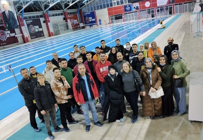 Olimpik yüzme havuzunda uygulamalı eğitim
