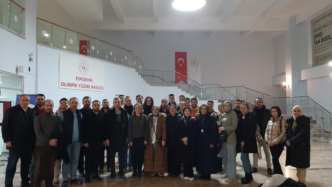 Olimpik yüzme havuzunda uygulamalı eğitim
