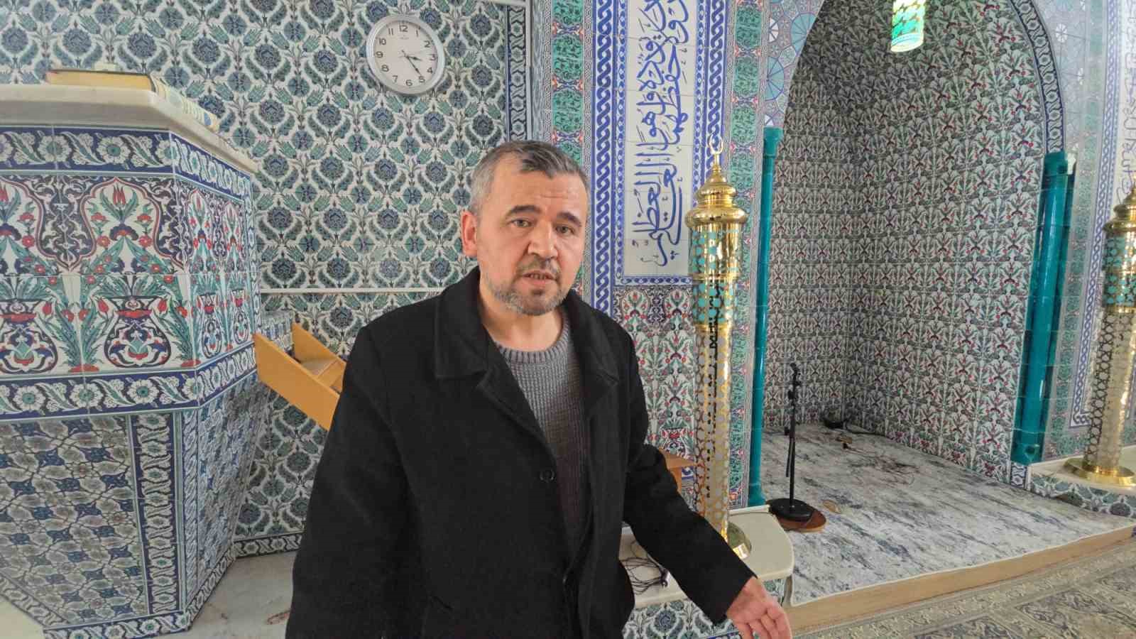 Oltalı hırsız camiden mikrofon çaldı
