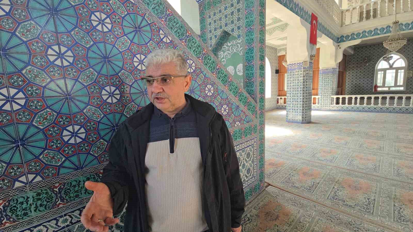 Oltalı hırsız camiden mikrofon çaldı
