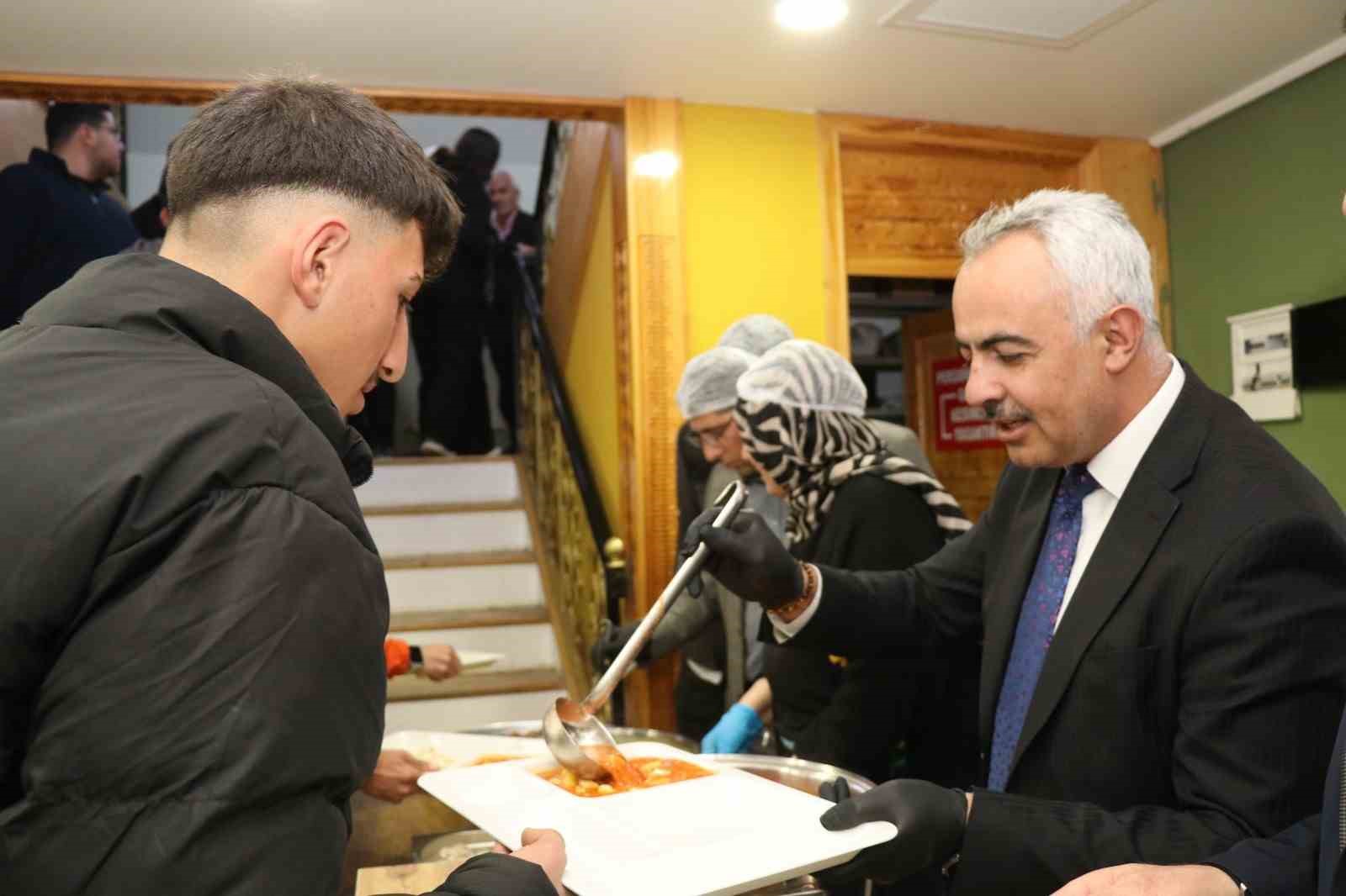 Oltu Belediyesi günlük 500 kişiye iftar yemeği veriyor
