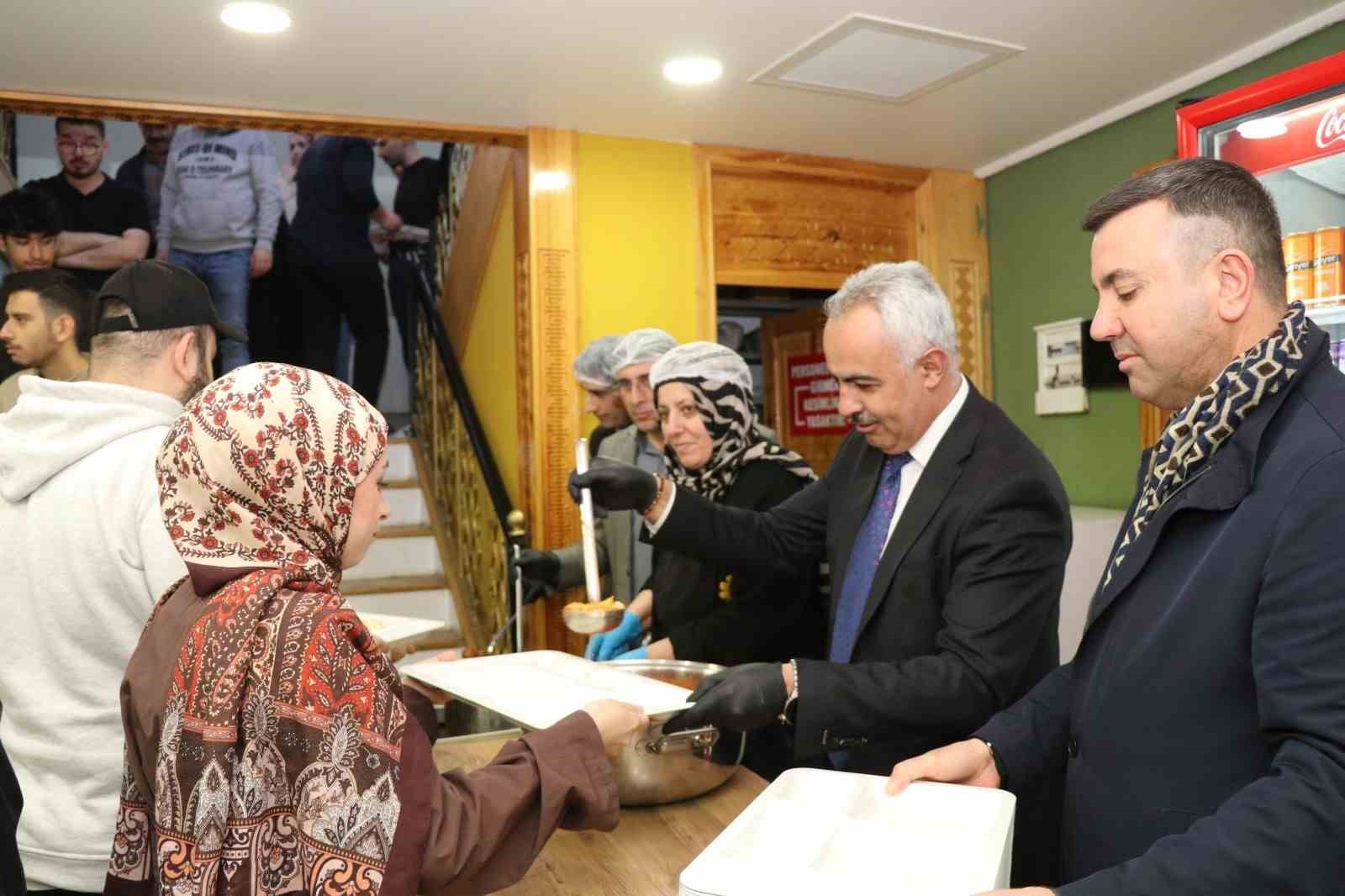 Oltu Belediyesi günlük 500 kişiye iftar yemeği veriyor
