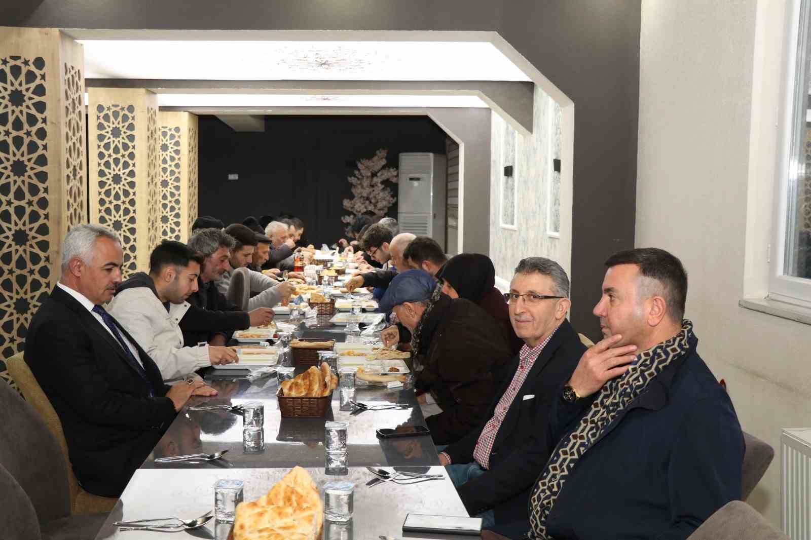 Oltu Belediyesi günlük 500 kişiye iftar yemeği veriyor
