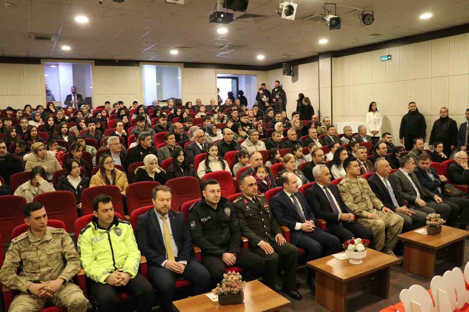 Oltu Mehmet Akif Ersoy Ortaokulu’nda, İstiklal Marşı’nın kabulü ve Mehmet Akif Ersoy’u anma programı
