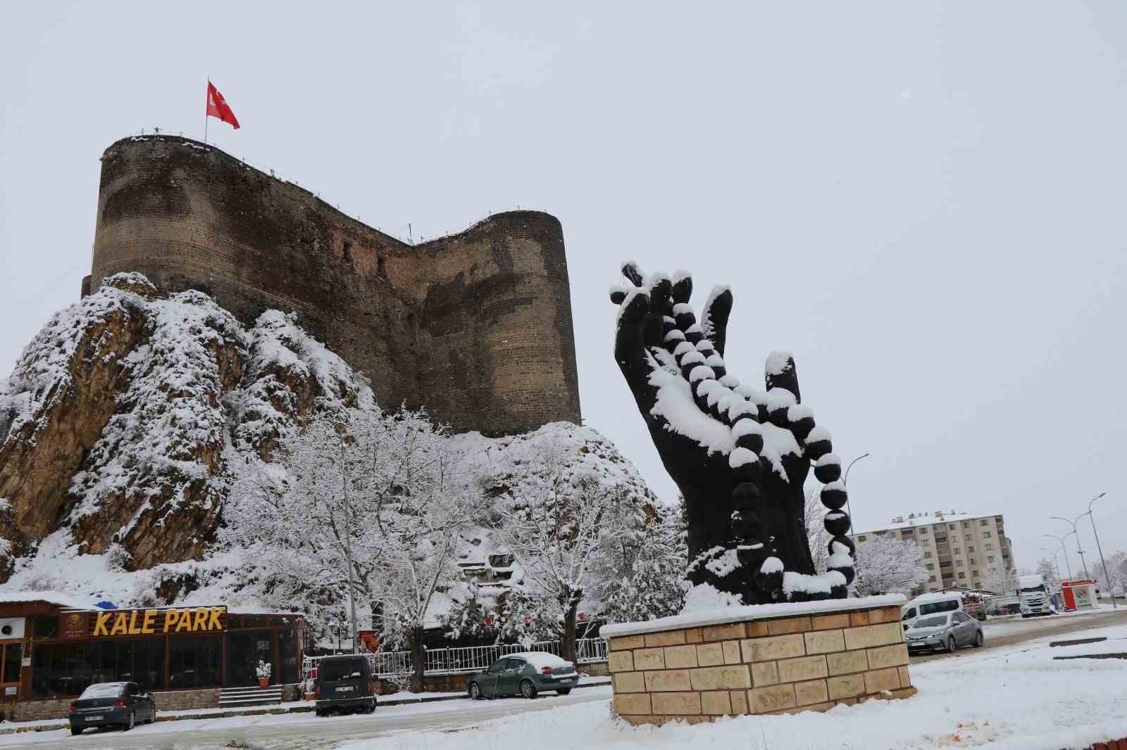 Oltu’da kar yağışı  etkili oldu
