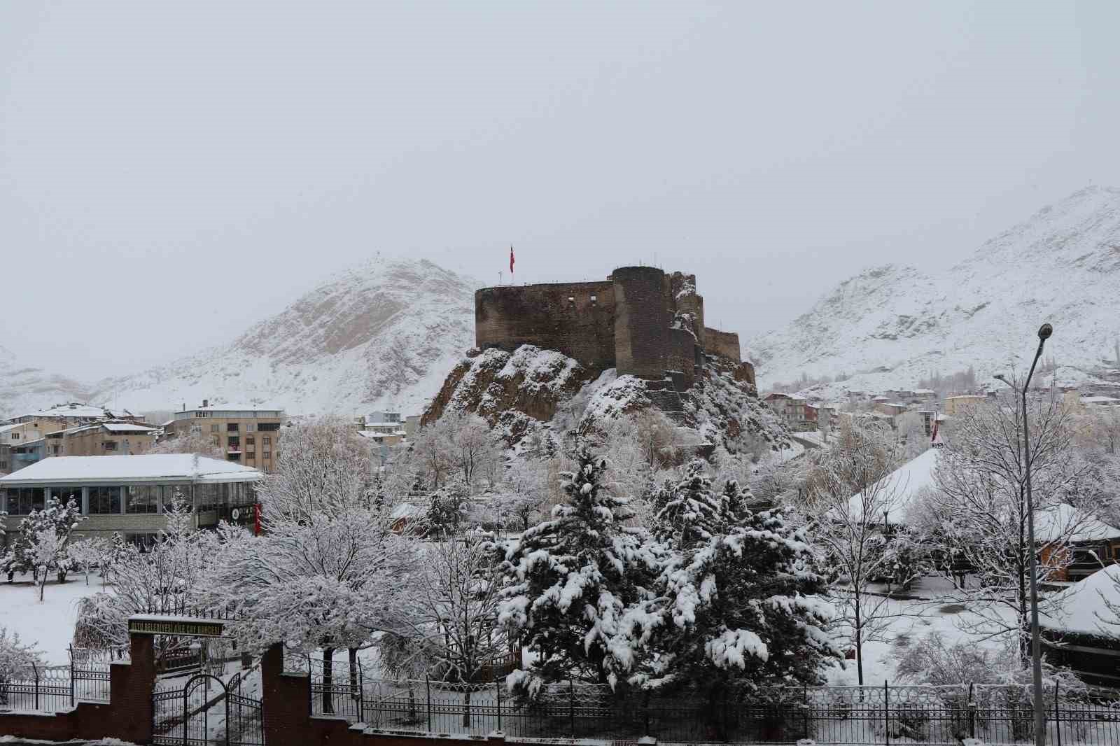 Oltu’da kar yağışı  etkili oldu
