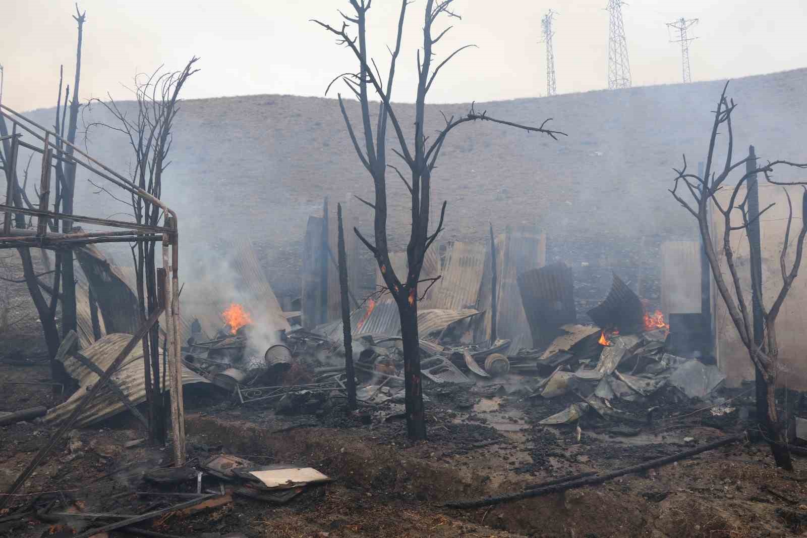 Oltu’da korkutan yangın: Arı kovanları yandı
