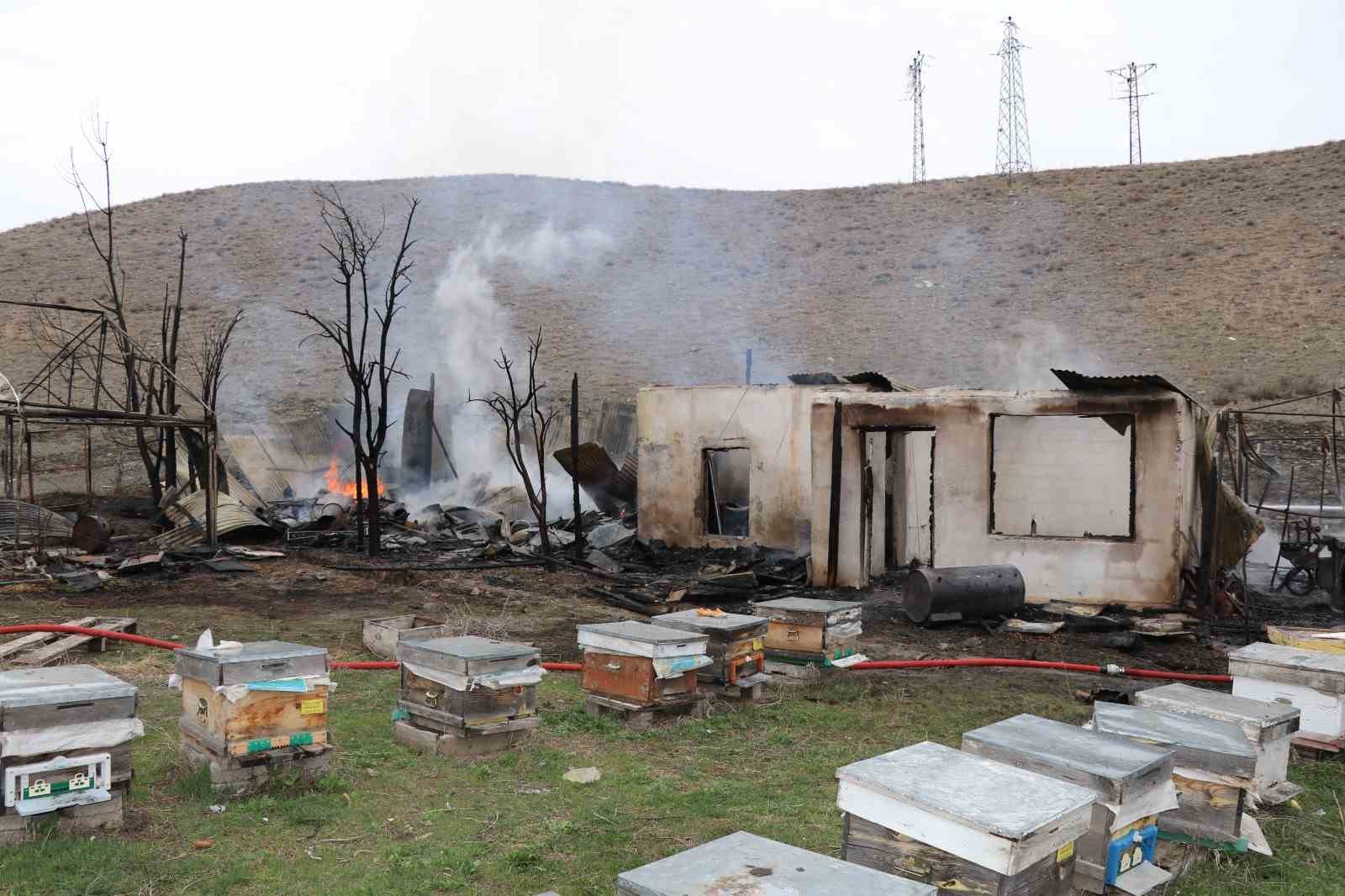 Oltu’da korkutan yangın: Arı kovanları yandı
