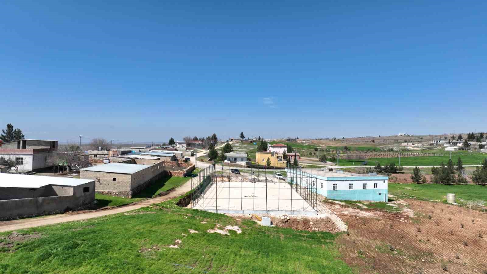 Olukyanı ve Payamlı halı sahaları tamamlanıyor
