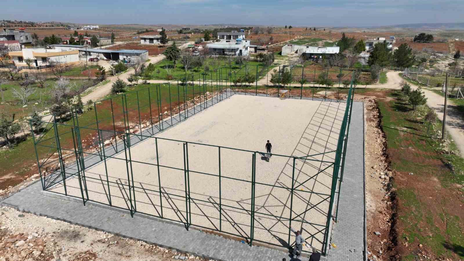 Olukyanı ve Payamlı halı sahaları tamamlanıyor
