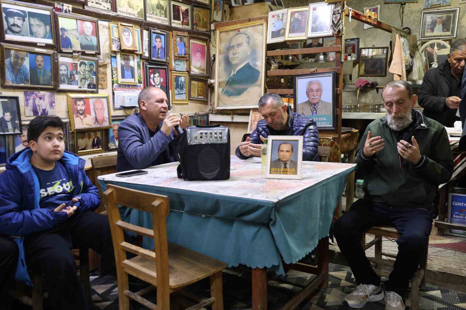 Ölüler Kıraathanesi’nde nostaljik bayramlaşma
