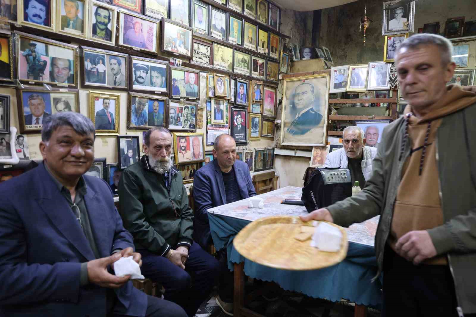 Ölüler Kıraathanesi’nde nostaljik bayramlaşma
