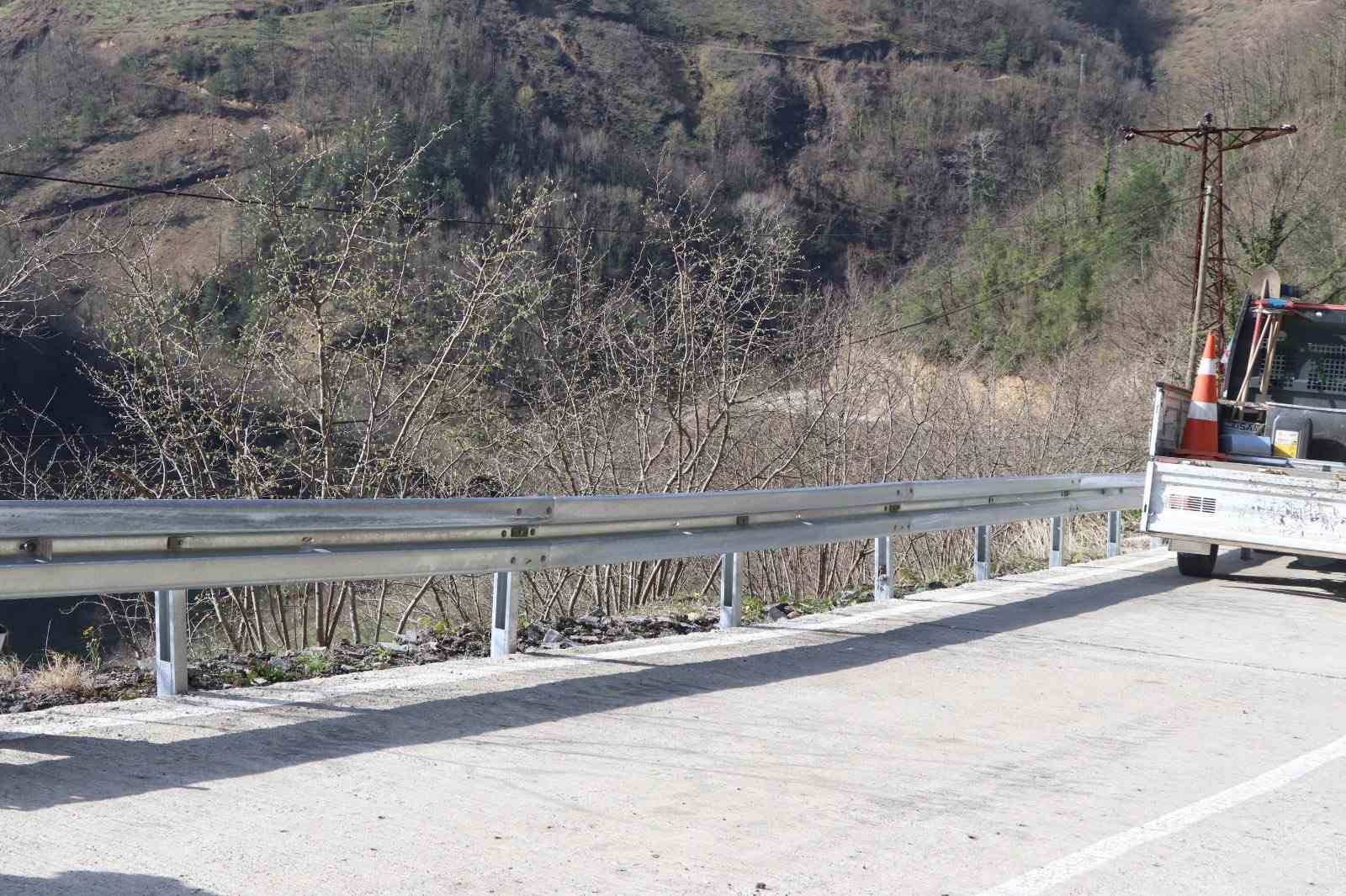 Ölüm yoluna bariyerli önlem
