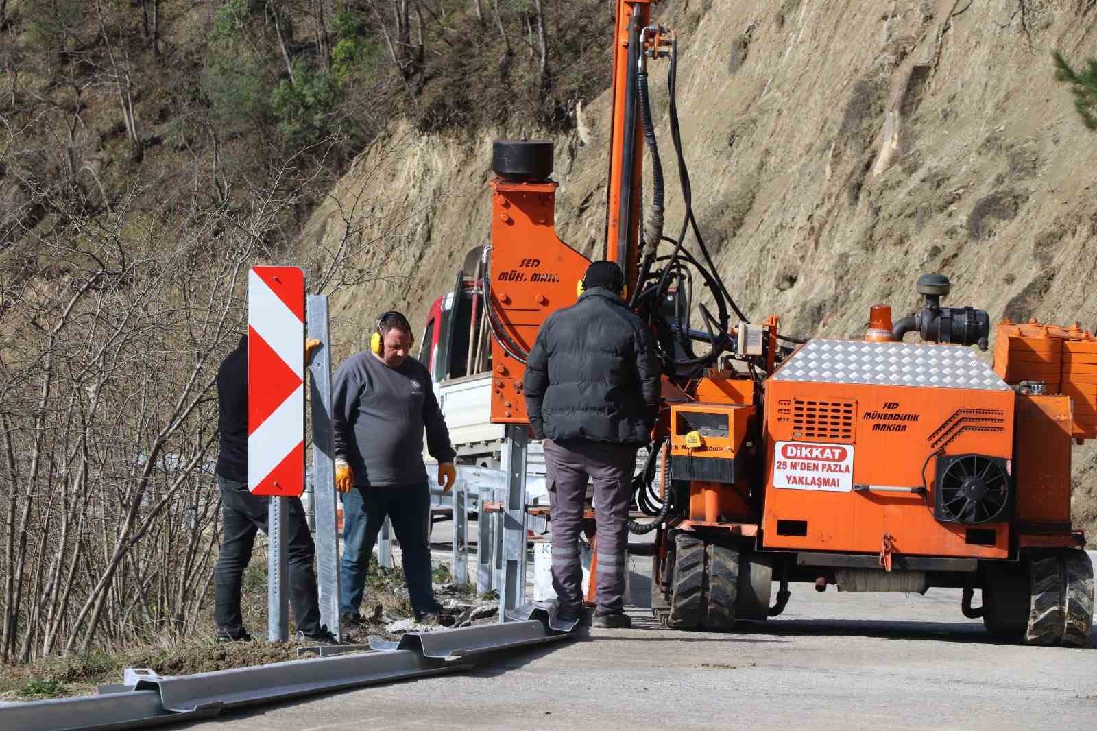 Ölüm yoluna bariyerli önlem

