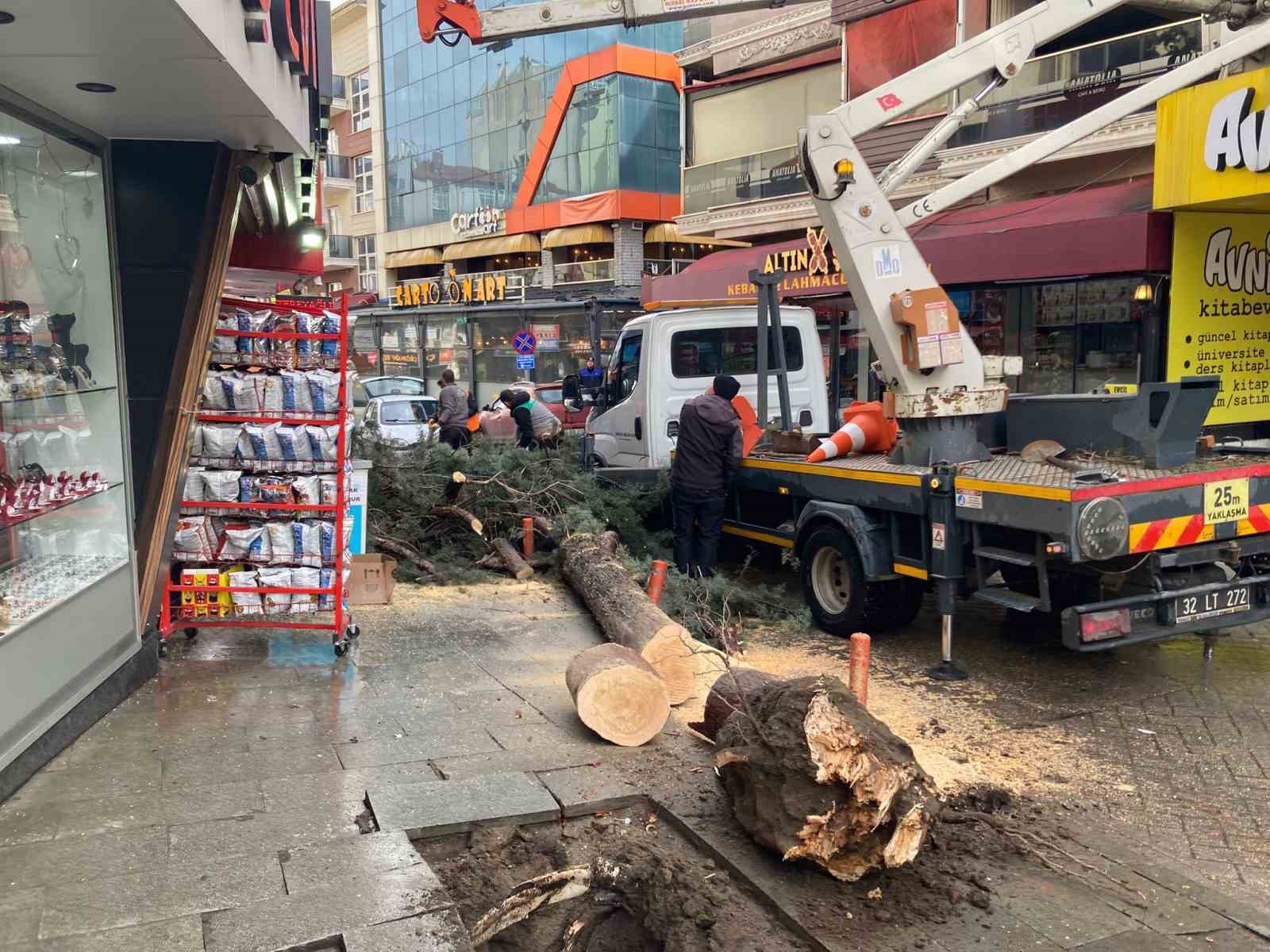 Ölümle burun buruna gelen esnaf saniyelerle kurtuldu
