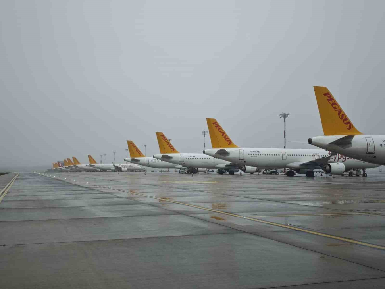 Olumsuz hava şartlarına rağmen İGA İstanbul Havalimanı’nda operasyonlar devam ediyor
