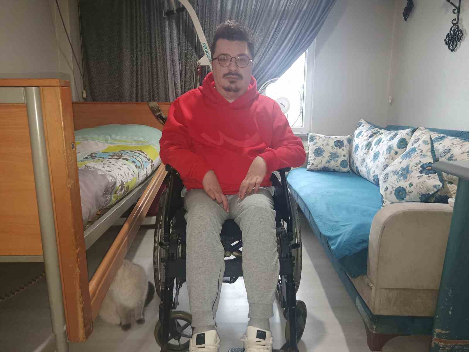 Omurilik felci geçiren "Stikman" lakaplı Günal Şen, Elon Musk’un tedavisiyle tekrar yürümek istiyor
Omurilik felci geçiren "Stikman" lakaplı Günal Şen, Elon Musk’un tedavisiyle tekrar yürümek istiyor