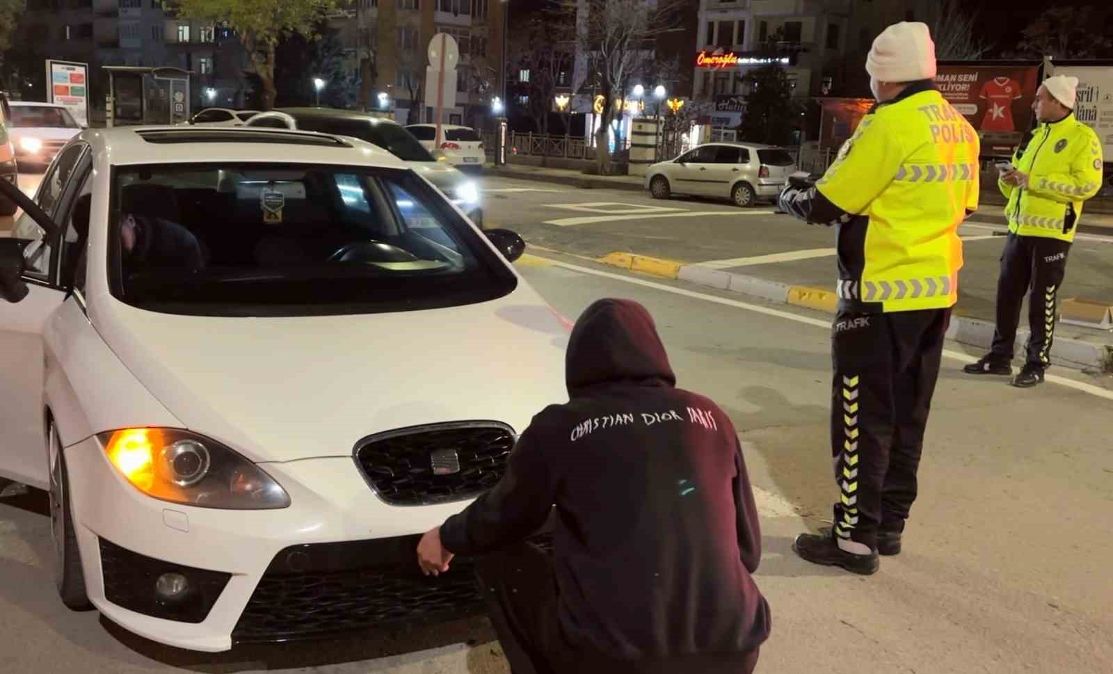 Ön plakası takılı olmayan araç sürücüsüne 4 bin lira ceza
