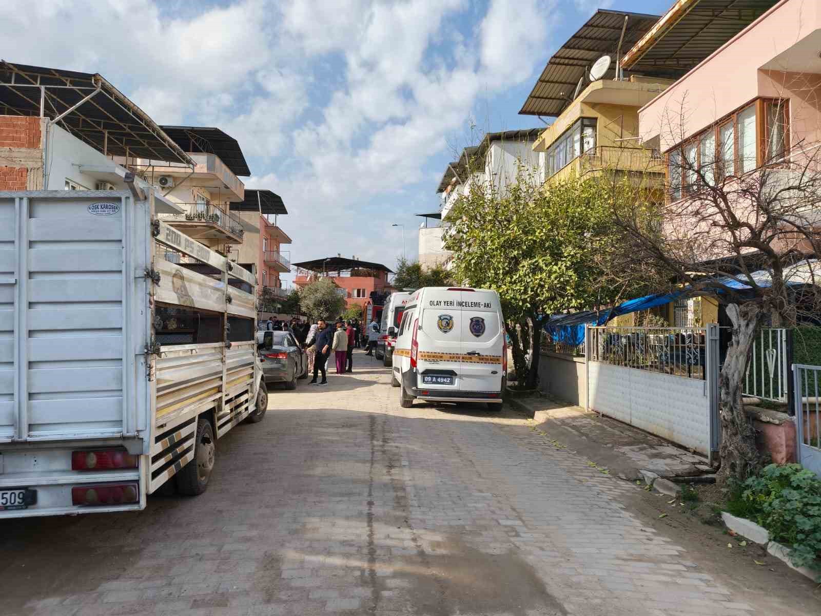 Önce arabasını ve evini yaktı, sonra silahla kendisine sıktı
Önce arabasını ve evini yaktı, sonra silahla kendisine sıktı