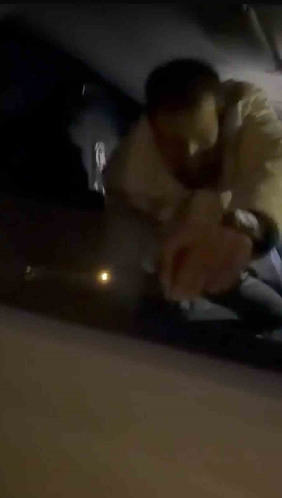 Önce araca saldırdı, ardından araçtakileri bıçakladı... O anlar kamerada
