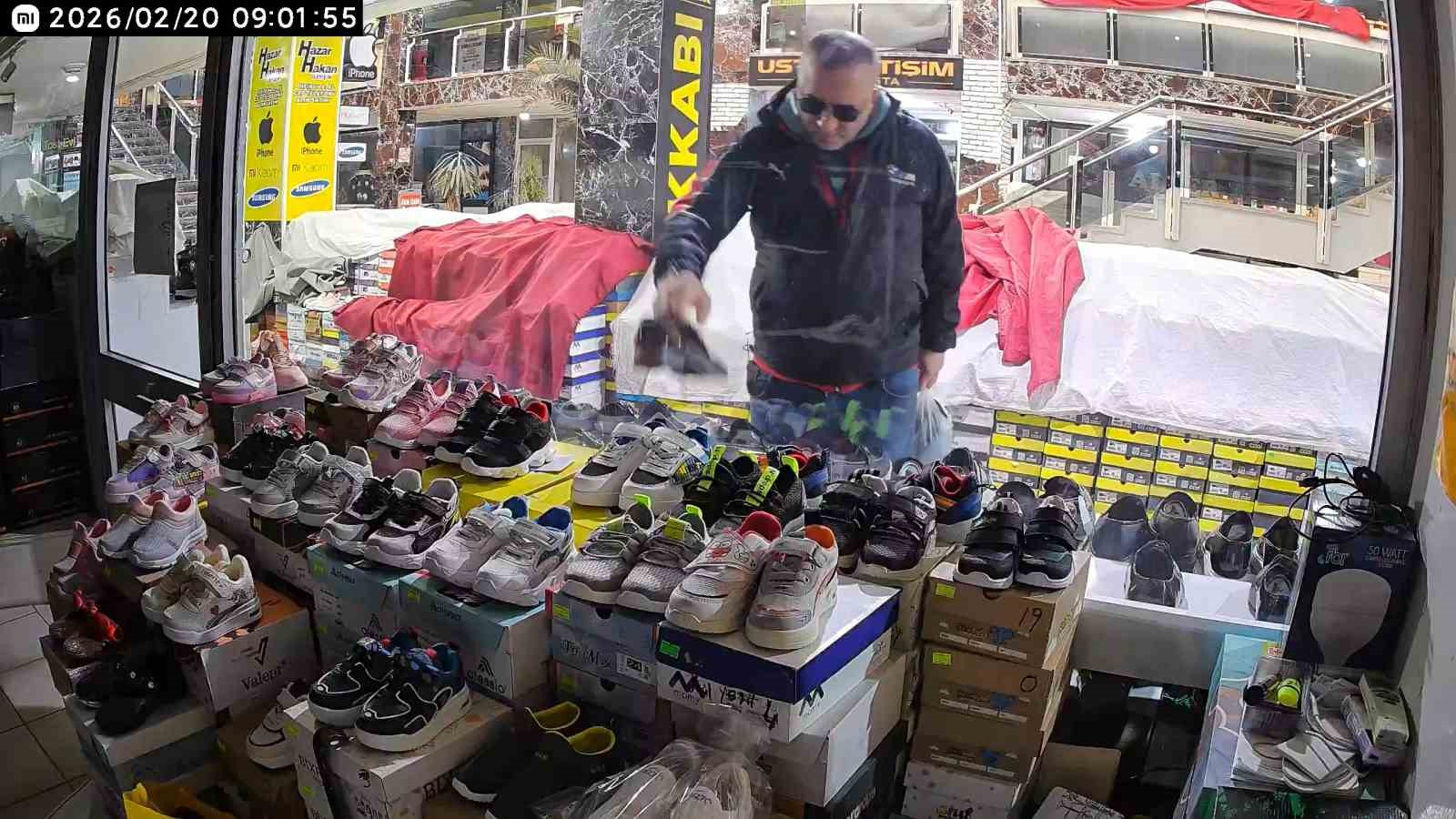 Önce beğendi ardından poşete koyup çaldı
